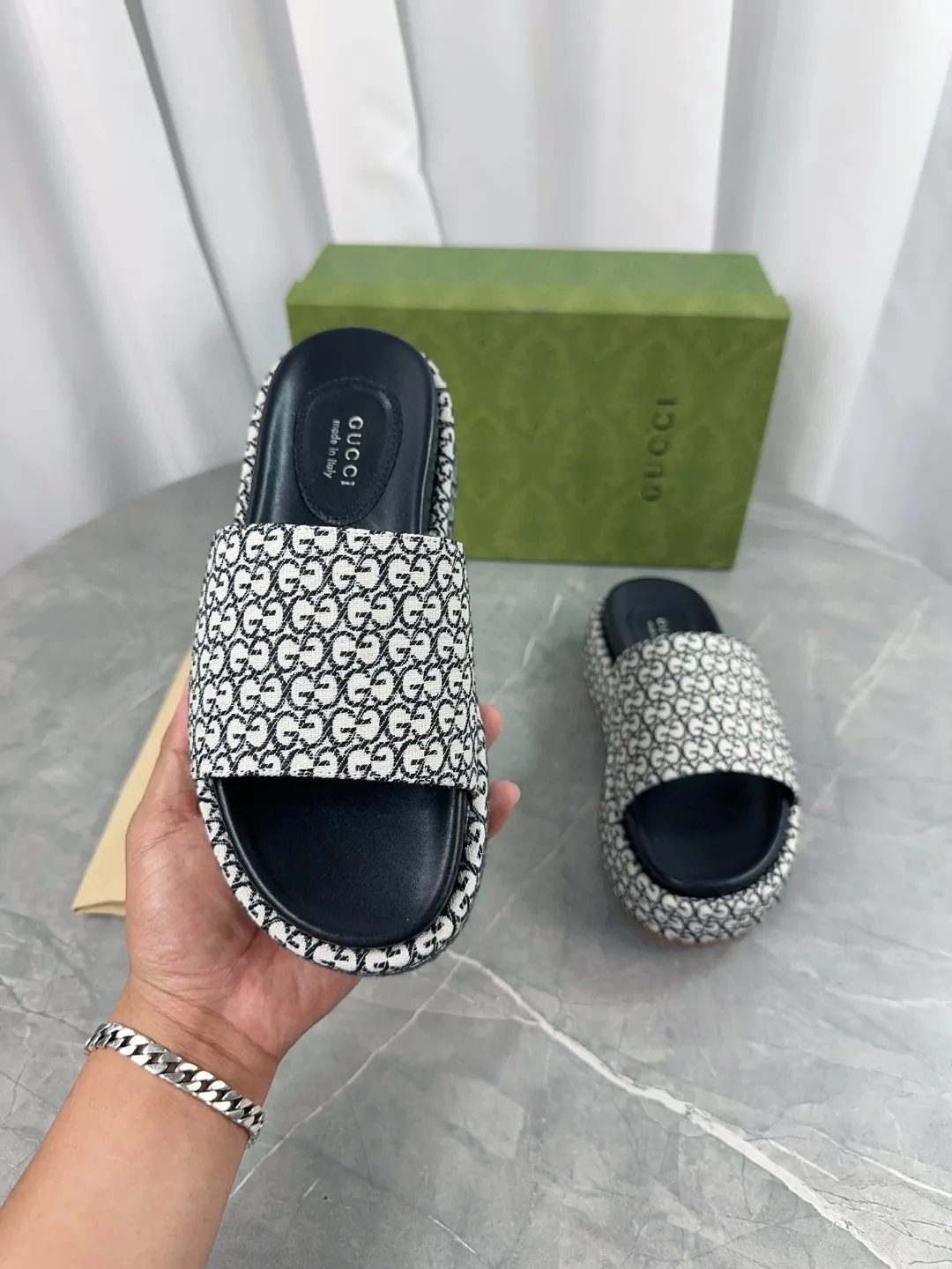 👟👟Ex-factory price 380👟👟 2024 Gucci high version latest limited edition thick-soled slippers. Top quality for sale. Purchase authentic products for development. The material and craftsmanship are consistent with the original. Upper: original jacquard craftsmanship and special printing craftsmanship. Lining: mixed sheepskin. Outsole: Italian private model outsole. Size: 35-40 yards, (41 to 44 yards can be customized). Bottom thickness: 5.5cm, forefoot 4cm.
